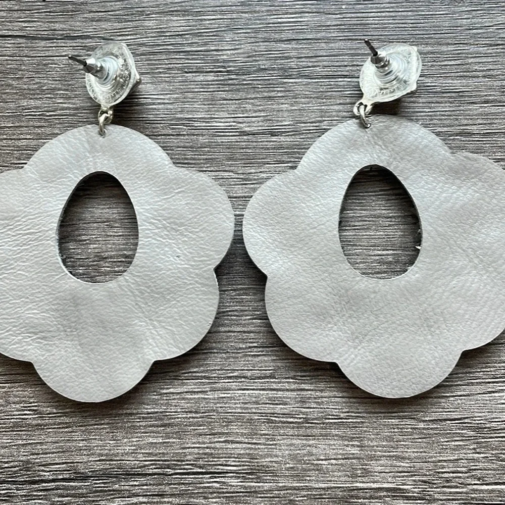 Stella & Dot Silver Bead Gray Dove Leather Lightweight Statement Earrings - Picture 3 of 7